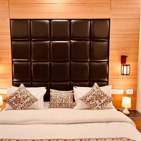 Hotel Classic Crown - #Scenic Mountain View #Open Terrace #Parking #Premium Rooms With Balcony #Guest Preferred #Best Selling Hotel In Mussoorie Dış mekan fotoğraf