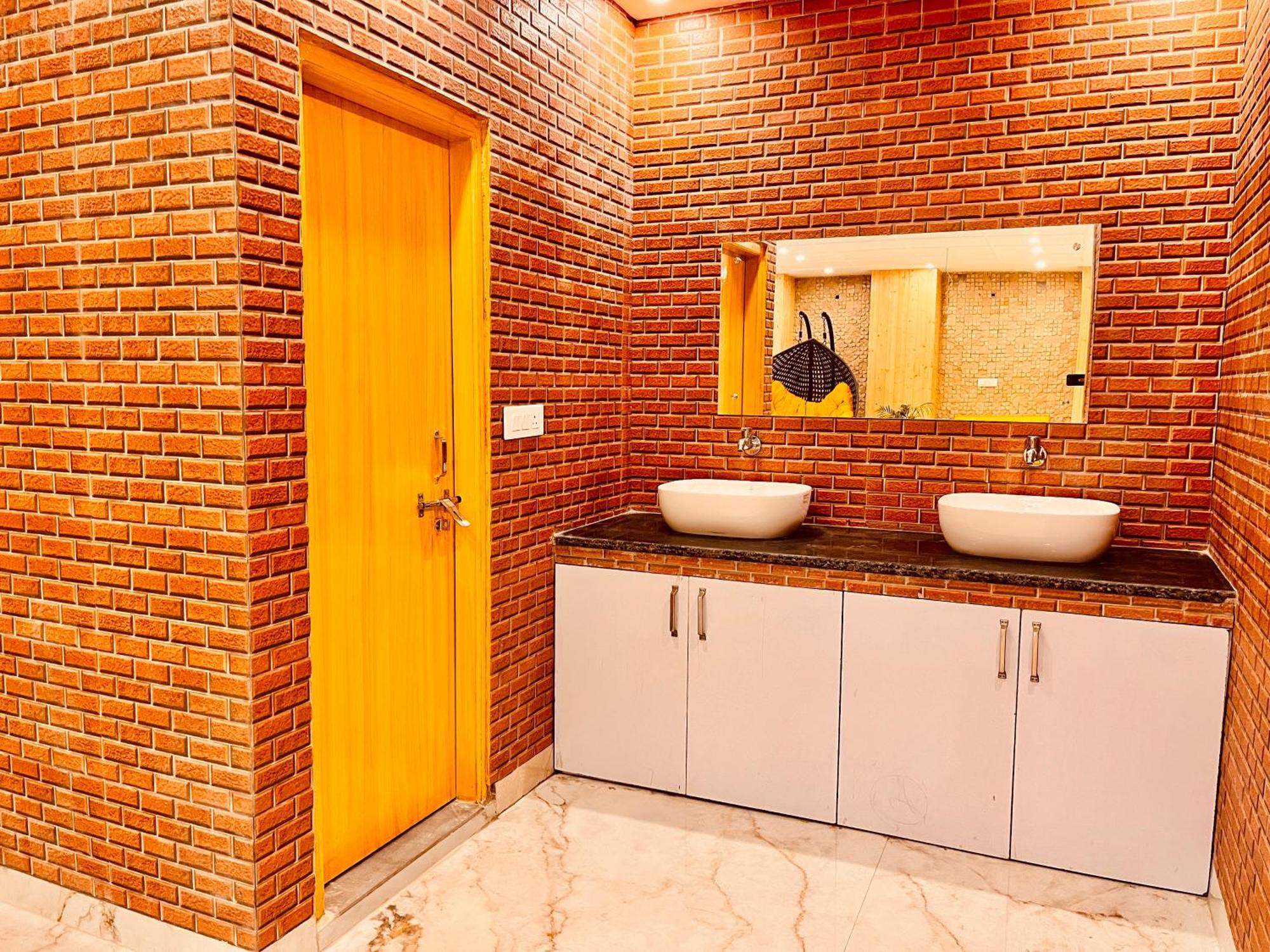 Hotel Classic Crown - #Scenic Mountain View #Open Terrace #Parking #Premium Rooms With Balcony #Guest Preferred #Best Selling Hotel In Mussoorie Dış mekan fotoğraf