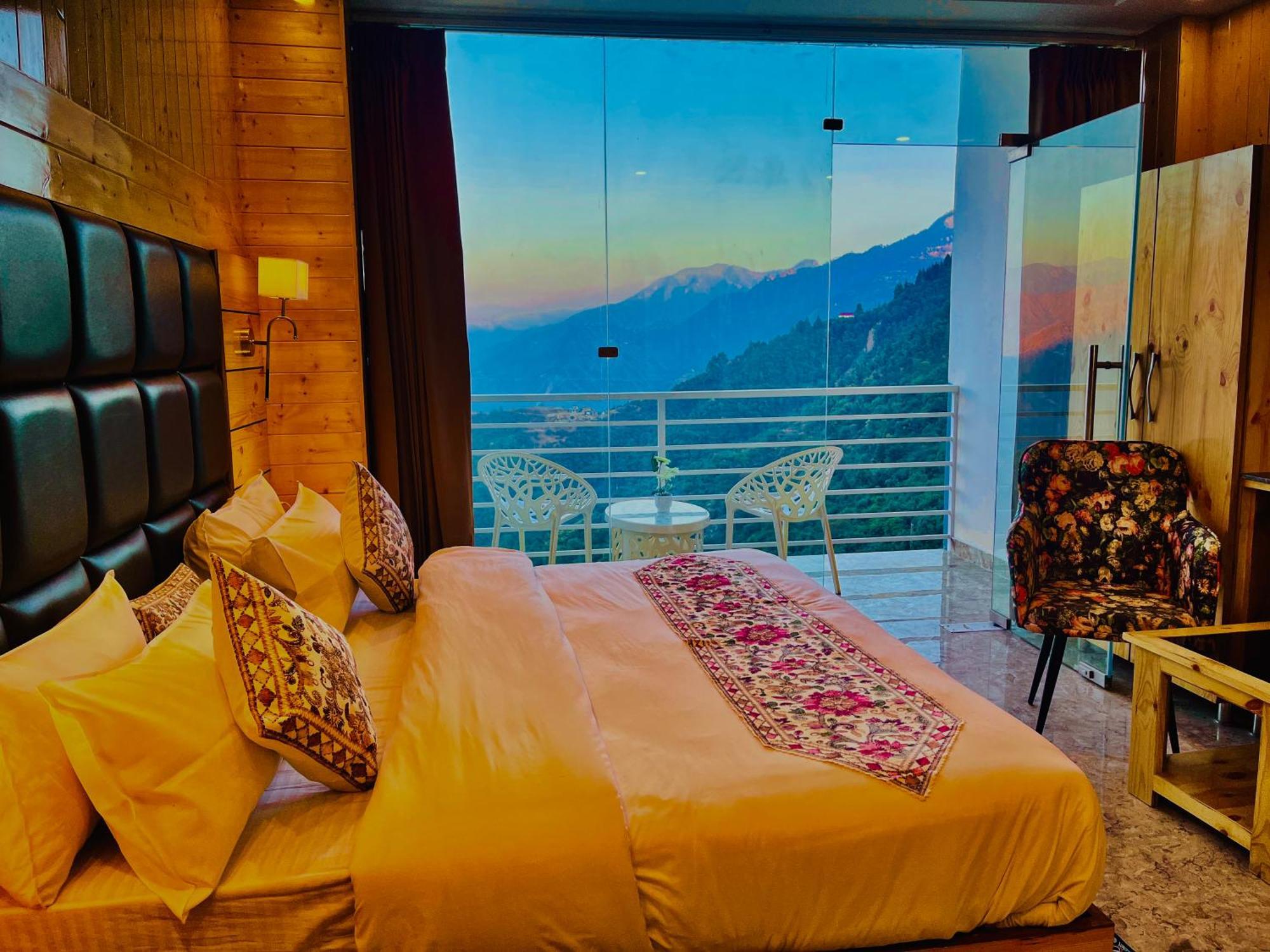 Hotel Classic Crown - #Scenic Mountain View #Open Terrace #Parking #Premium Rooms With Balcony #Guest Preferred #Best Selling Hotel In Mussoorie Dış mekan fotoğraf