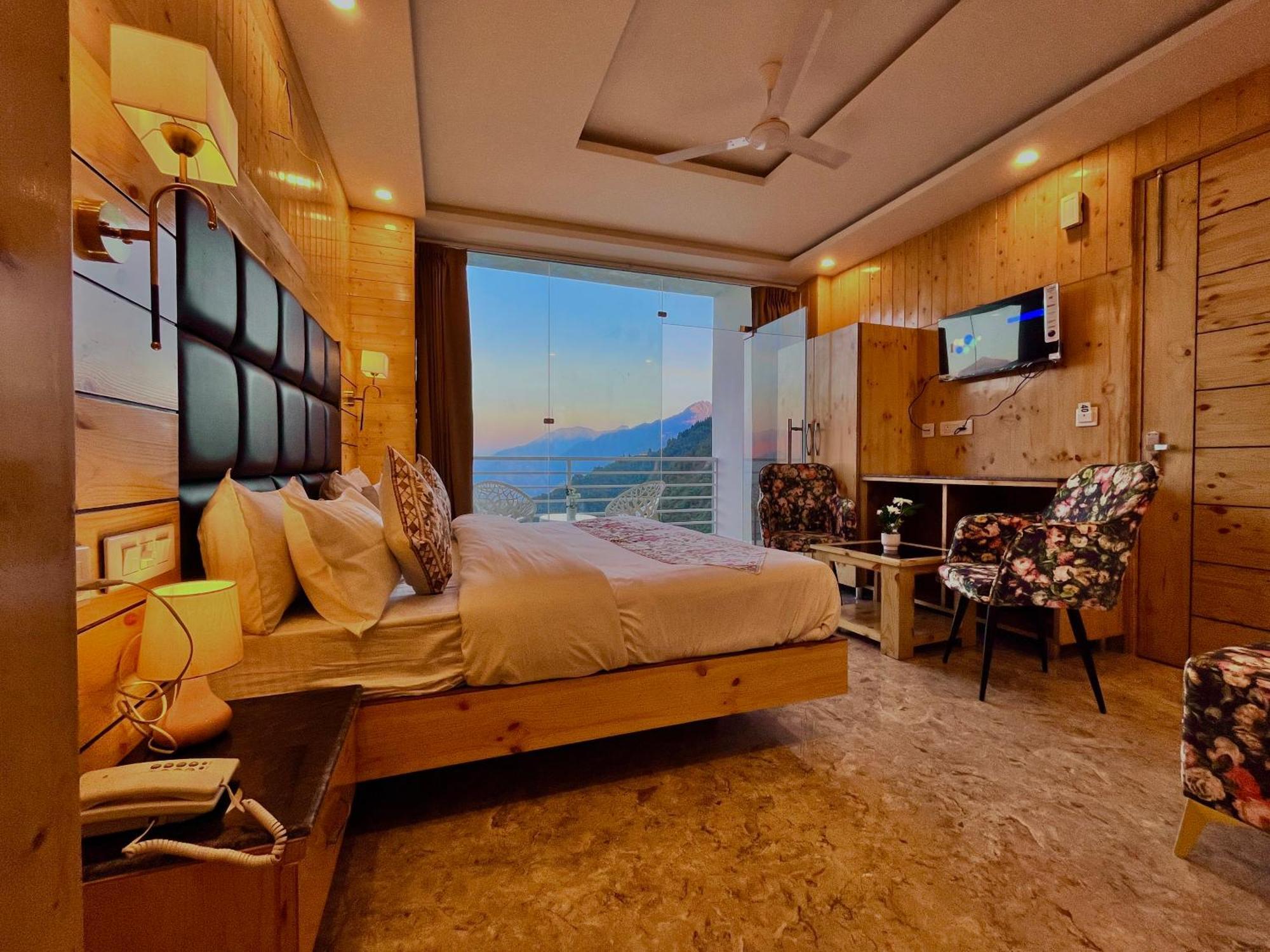 Hotel Classic Crown - #Scenic Mountain View #Open Terrace #Parking #Premium Rooms With Balcony #Guest Preferred #Best Selling Hotel In Mussoorie Dış mekan fotoğraf