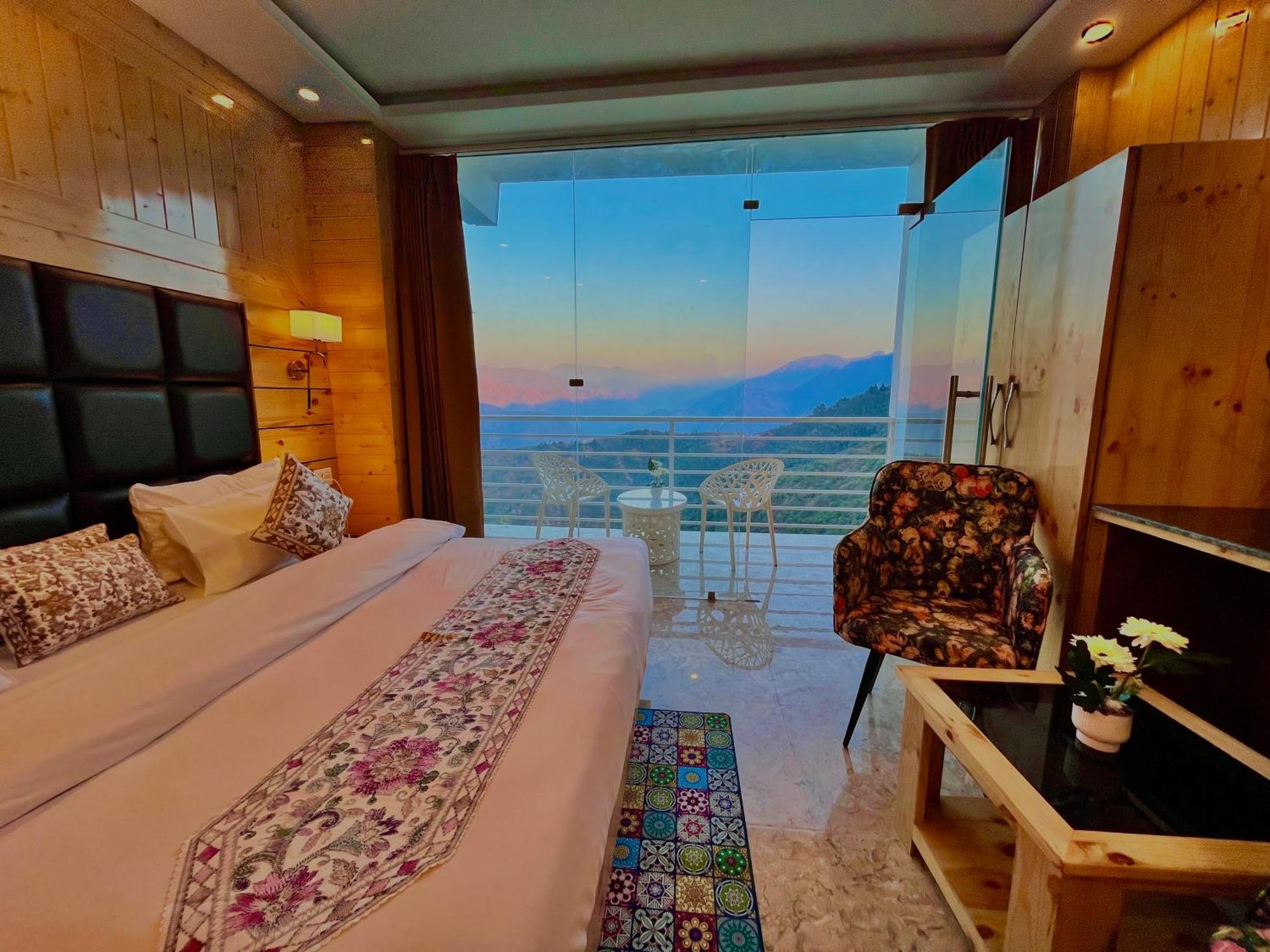 Hotel Classic Crown - #Scenic Mountain View #Open Terrace #Parking #Premium Rooms With Balcony #Guest Preferred #Best Selling Hotel In Mussoorie Dış mekan fotoğraf