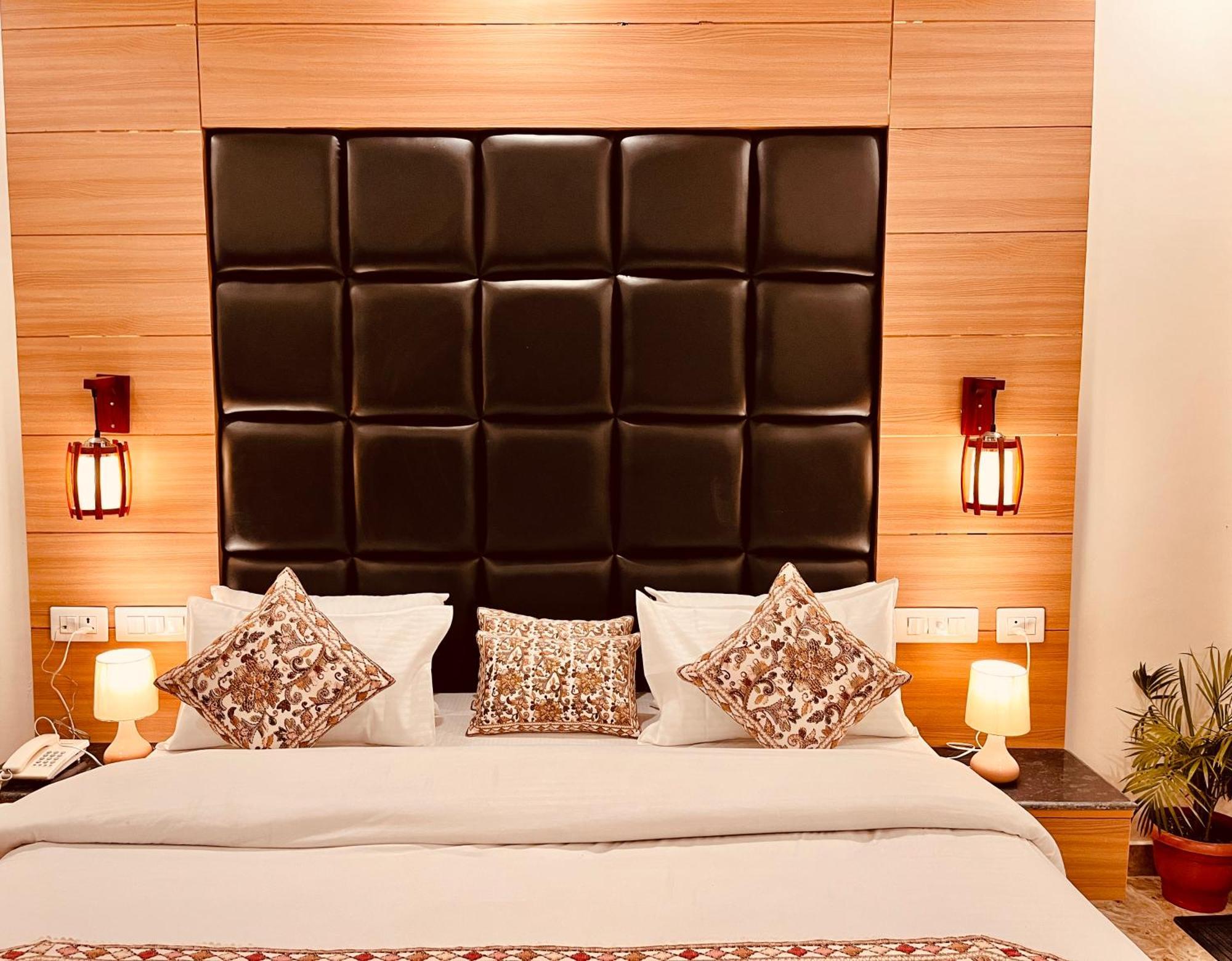 Hotel Classic Crown - #Scenic Mountain View #Open Terrace #Parking #Premium Rooms With Balcony #Guest Preferred #Best Selling Hotel In Mussoorie Dış mekan fotoğraf