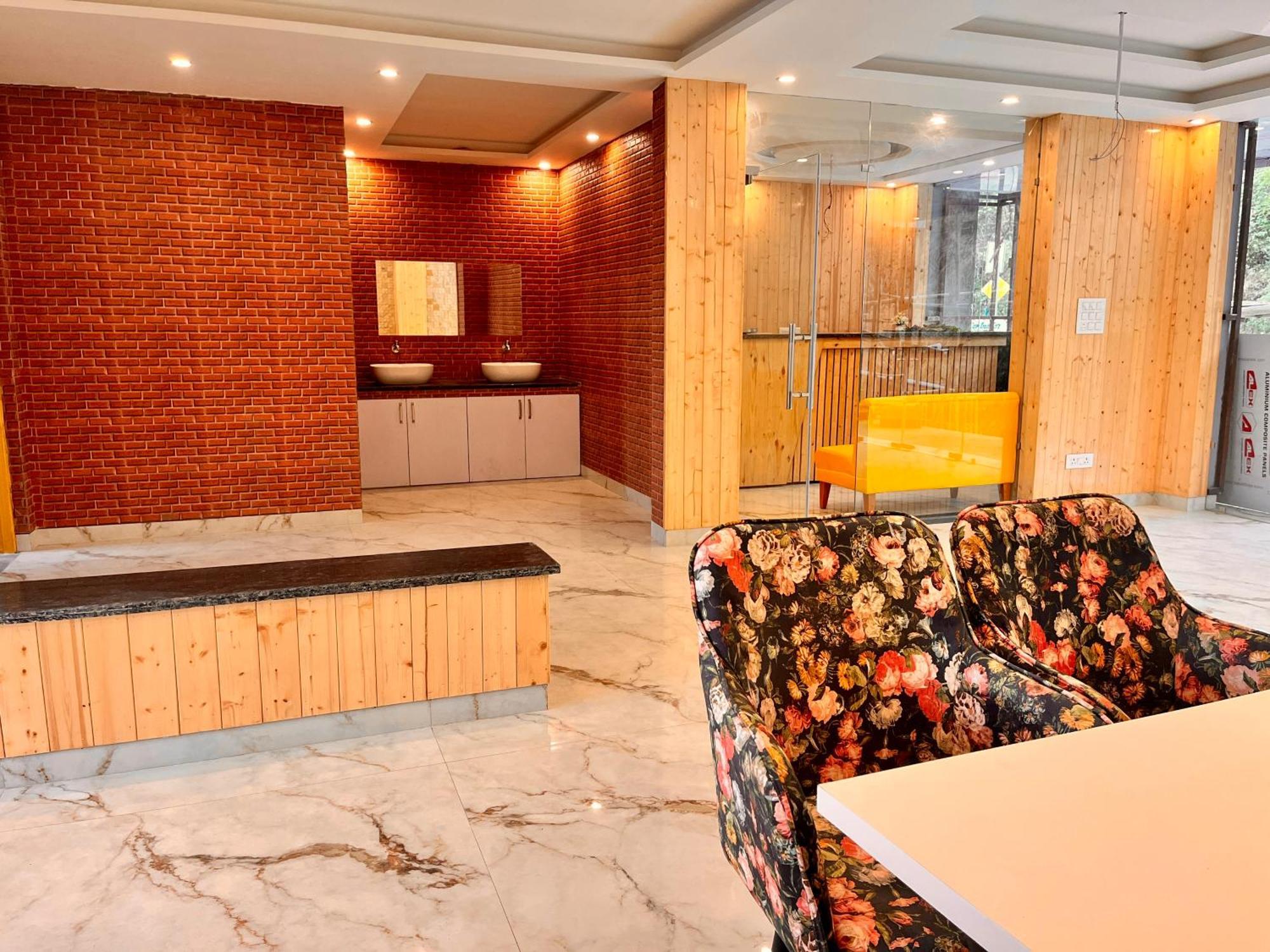 Hotel Classic Crown - #Scenic Mountain View #Open Terrace #Parking #Premium Rooms With Balcony #Guest Preferred #Best Selling Hotel In Mussoorie Dış mekan fotoğraf