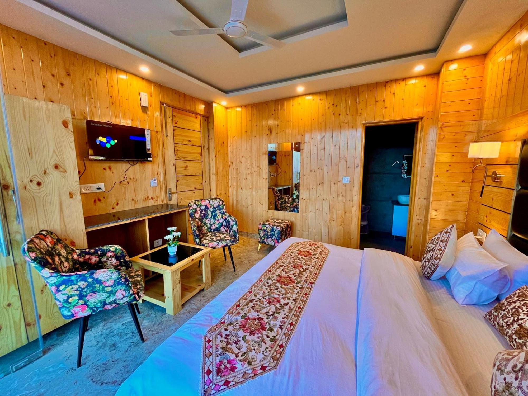 Hotel Classic Crown - #Scenic Mountain View #Open Terrace #Parking #Premium Rooms With Balcony #Guest Preferred #Best Selling Hotel In Mussoorie Dış mekan fotoğraf