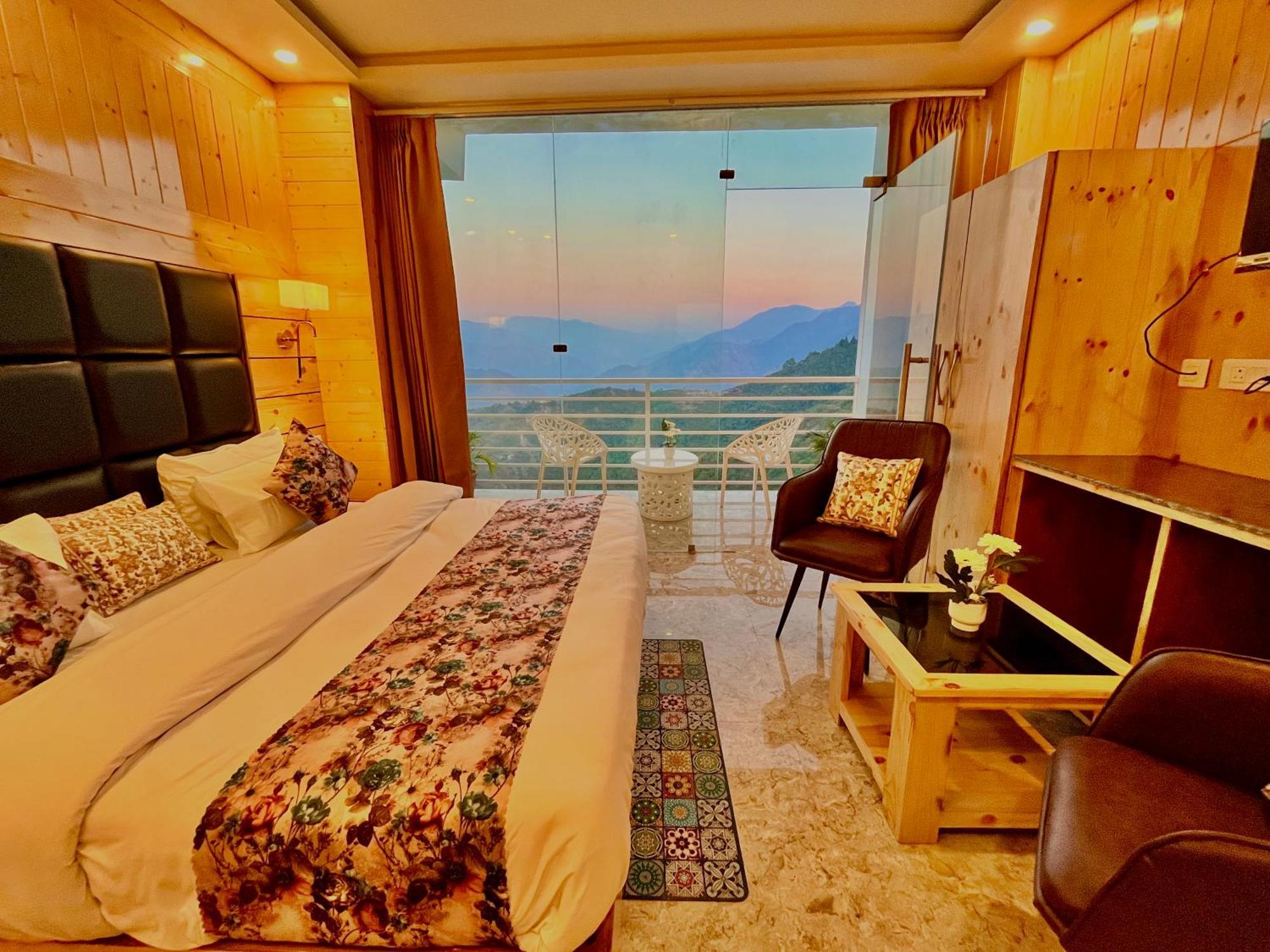 Hotel Classic Crown - #Scenic Mountain View #Open Terrace #Parking #Premium Rooms With Balcony #Guest Preferred #Best Selling Hotel In Mussoorie Dış mekan fotoğraf