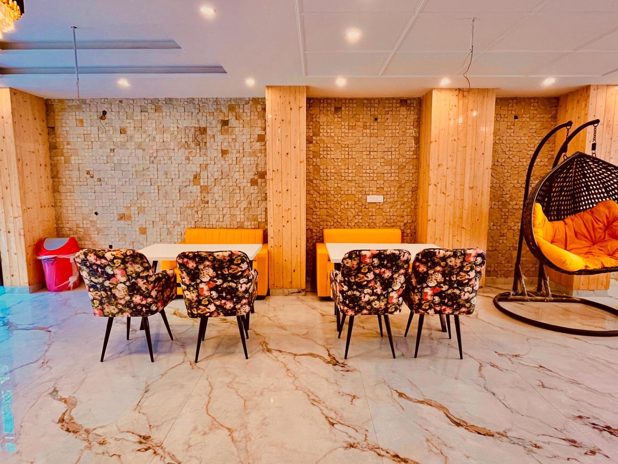 Hotel Classic Crown - #Scenic Mountain View #Open Terrace #Parking #Premium Rooms With Balcony #Guest Preferred #Best Selling Hotel In Mussoorie Dış mekan fotoğraf