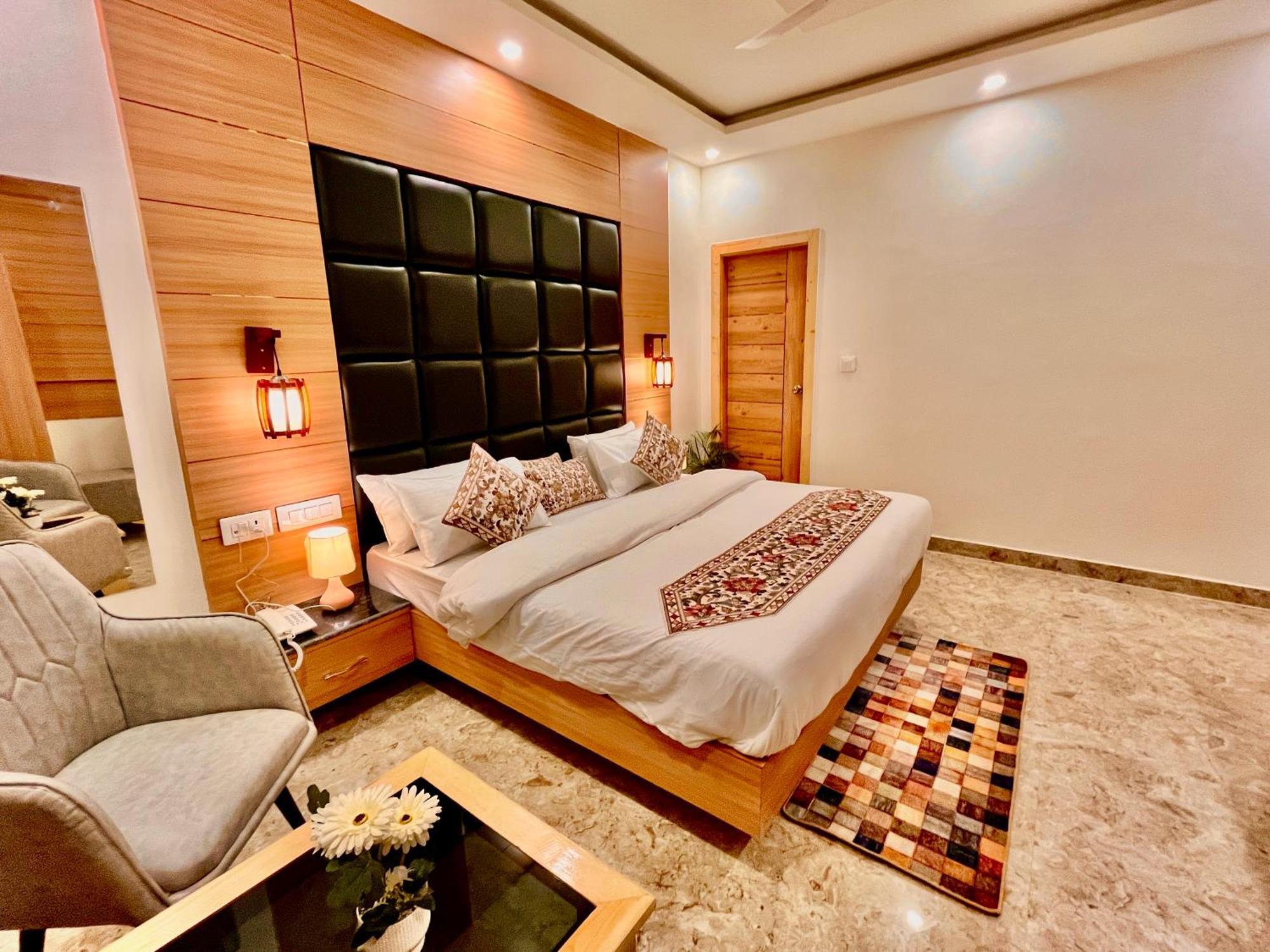Hotel Classic Crown - #Scenic Mountain View #Open Terrace #Parking #Premium Rooms With Balcony #Guest Preferred #Best Selling Hotel In Mussoorie Dış mekan fotoğraf