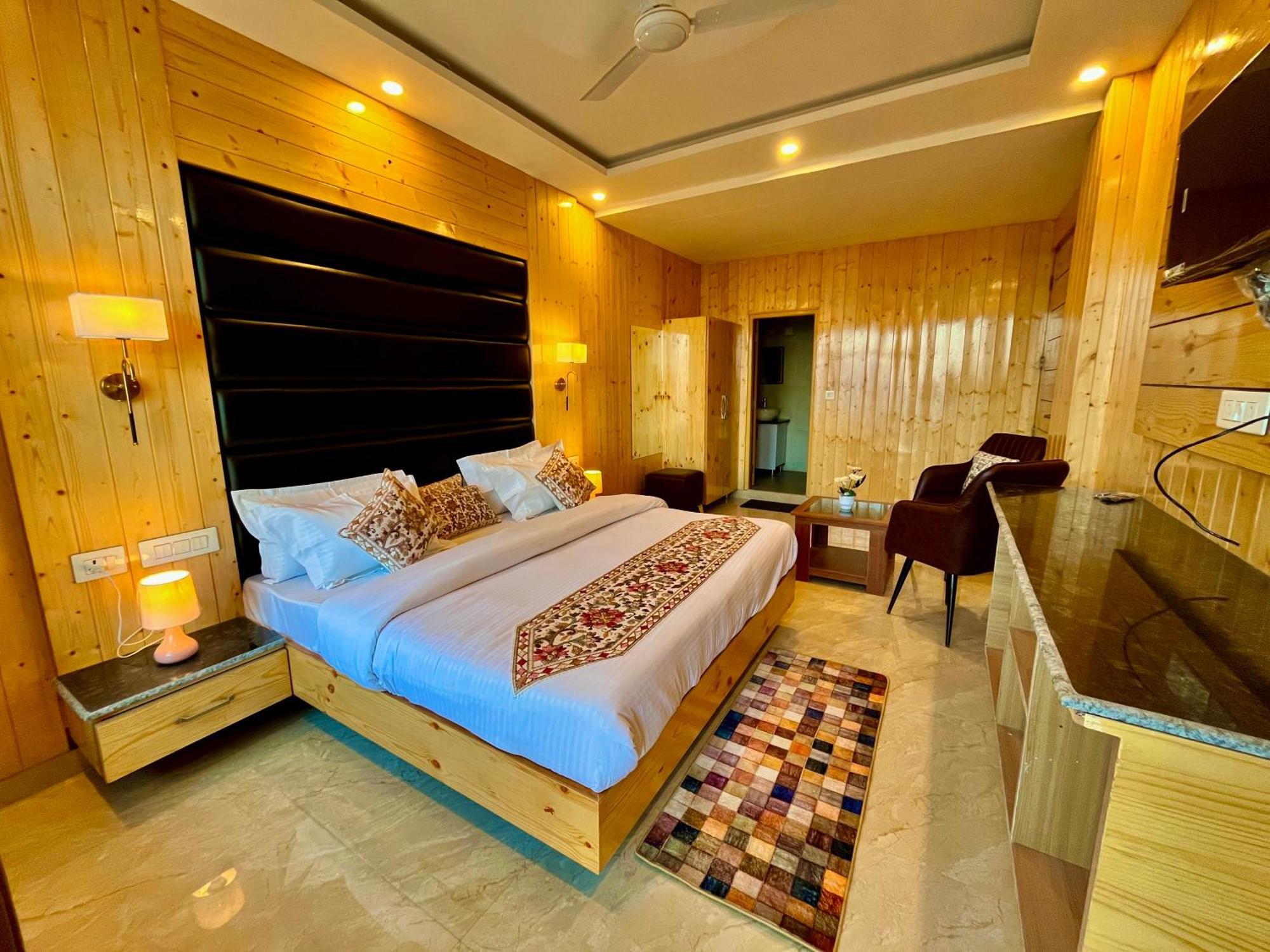 Hotel Classic Crown - #Scenic Mountain View #Open Terrace #Parking #Premium Rooms With Balcony #Guest Preferred #Best Selling Hotel In Mussoorie Dış mekan fotoğraf