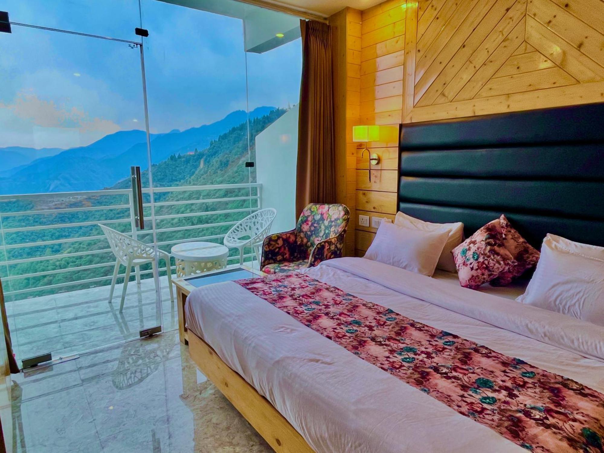 Hotel Classic Crown - #Scenic Mountain View #Open Terrace #Parking #Premium Rooms With Balcony #Guest Preferred #Best Selling Hotel In Mussoorie Dış mekan fotoğraf