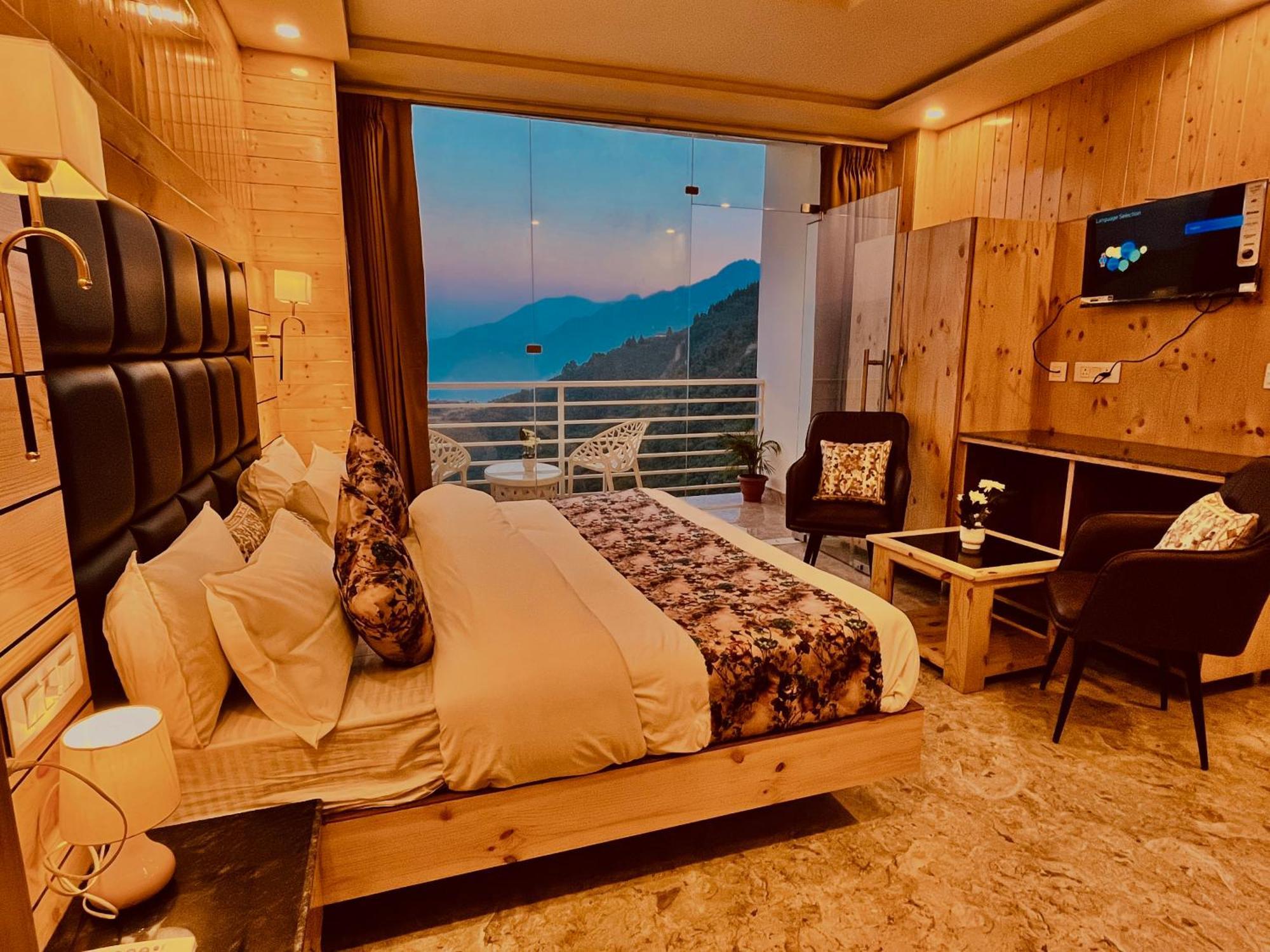 Hotel Classic Crown - #Scenic Mountain View #Open Terrace #Parking #Premium Rooms With Balcony #Guest Preferred #Best Selling Hotel In Mussoorie Dış mekan fotoğraf